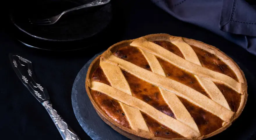 Una deliziosa crostata di ricotta, con la sua crosta dorata e il ripieno invitante, pronta per essere gustata.