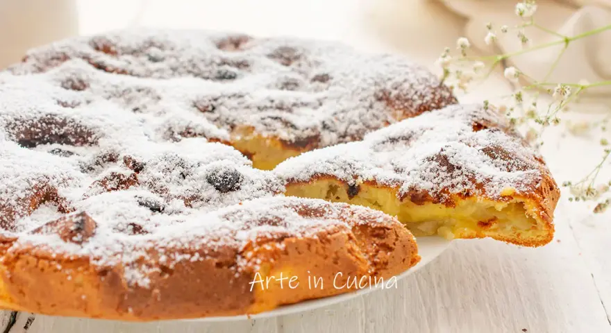 Frittata di mele in padella, soffice e profumata, cosparsa di zucchero a velo. Un dolce veloce e goloso, pronto in 5 minuti per una pausa deliziosa.