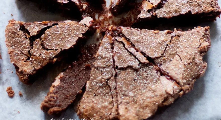 Torta al cioccolato, perfetta per Pasqua, con una crosta screpolata e spolverata di zucchero a velo.