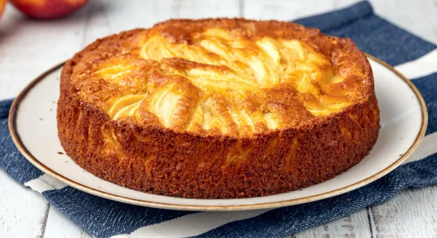 Torta di mele velocissima in 10 minuti, dorata e profumata, pronta da gustare.