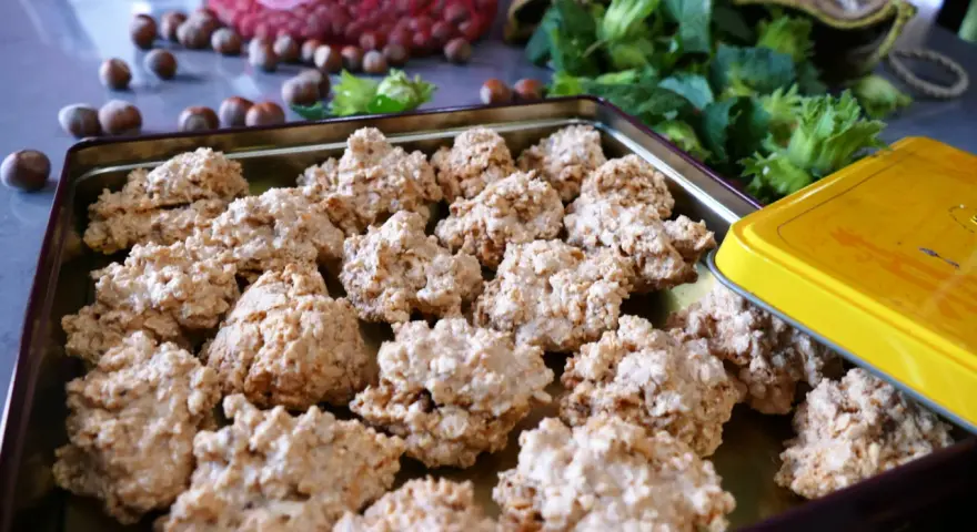 Biscotti rustici, dall'aspetto un po' grezzo ma dal sapore delizioso, pronti per essere gustati. Sono i nostri brutti ma buoni!