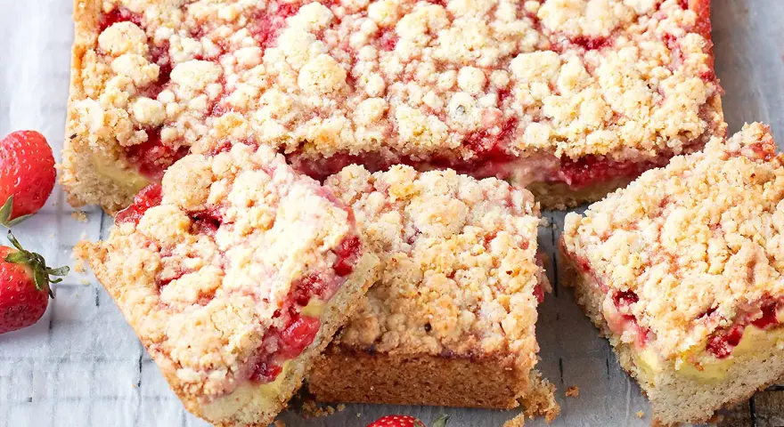 Deliziosa sbriciolata alle fragole, con un ripieno succoso e una copertura croccante. Perfetta per ogni occasione.