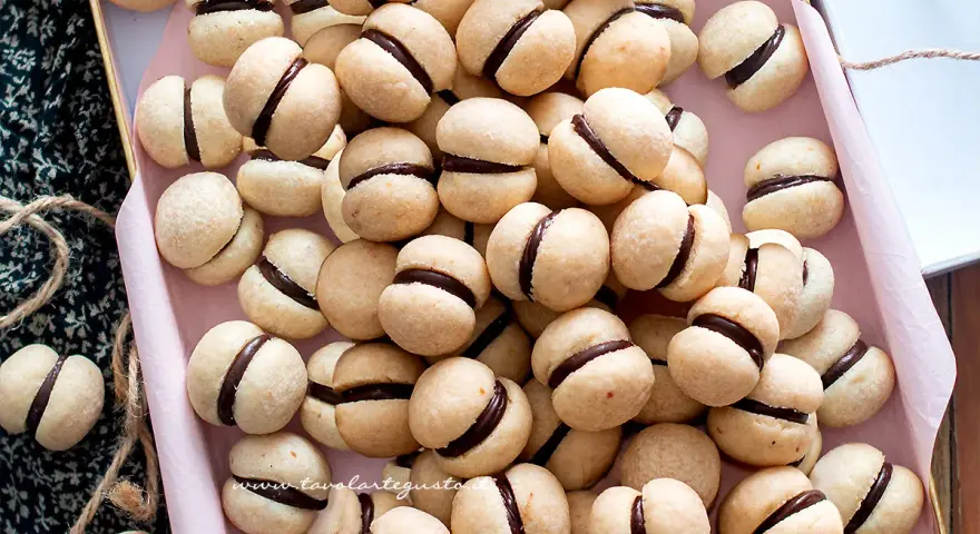 Baci di dama ricetta: deliziosi biscotti friabili con ripieno di cioccolato, perfetti per ogni occasione.