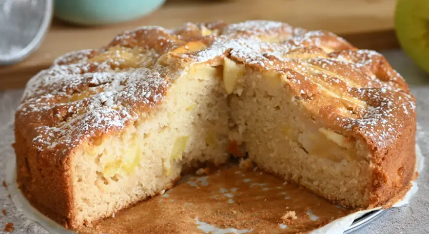 Torta di mele soffice e profumata, una delizia senza lattosio spolverata di zucchero a velo.