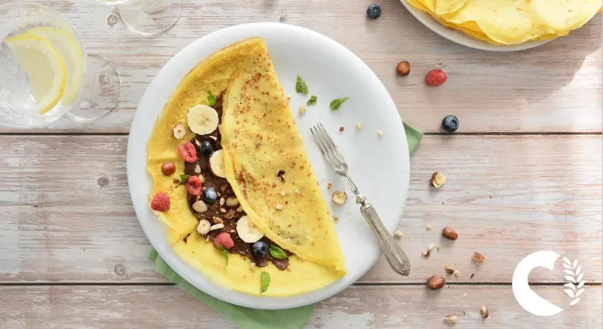 Deliziosa crepes senza glutine ripiena di crema al cioccolato, frutta fresca e nocciole. Un piacere per tutti i sensi.
