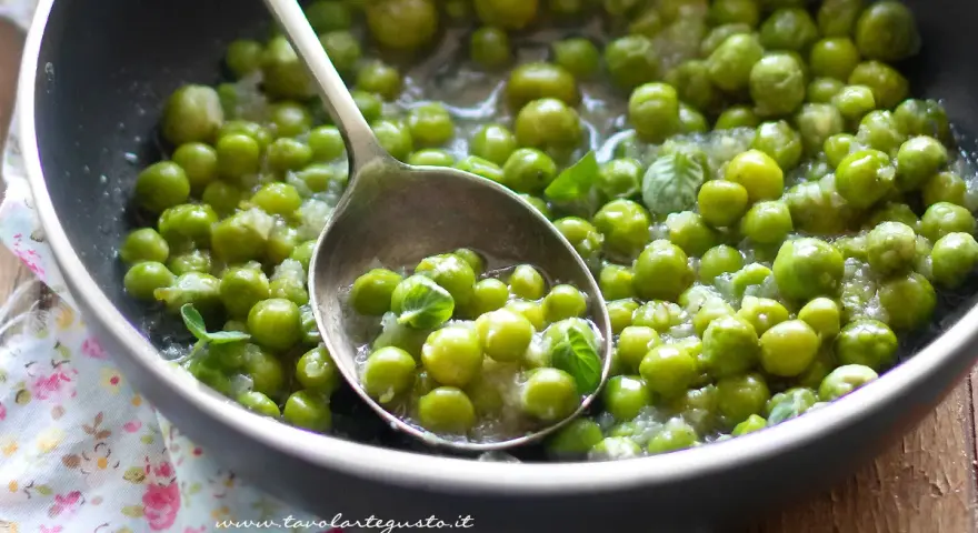 Piselli freschi in padella, cotti con cipolla e menta. Un contorno semplice e profumato.