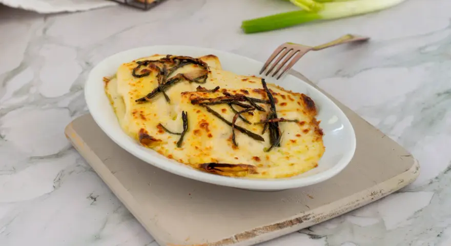 Crespelle con asparagi gratinate al forno, un piatto saporito e invitante, pronto per essere gustato.