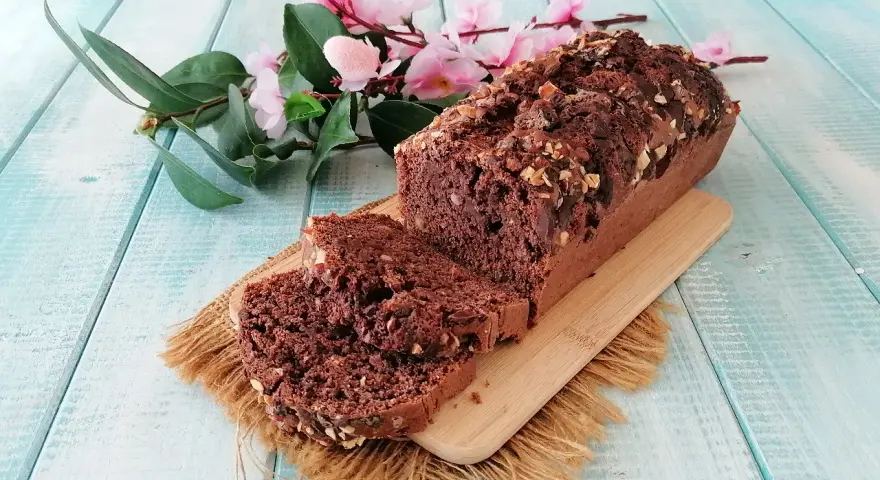 Plumcake al cioccolato senza uova, ricco e goloso, con noci tritate sulla crosta croccante. Perfetto per una colazione o merenda sana.