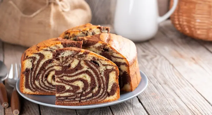 Torta marmorizzata, perfetta torta in friggitrice ad aria, servita su un piatto con posate.