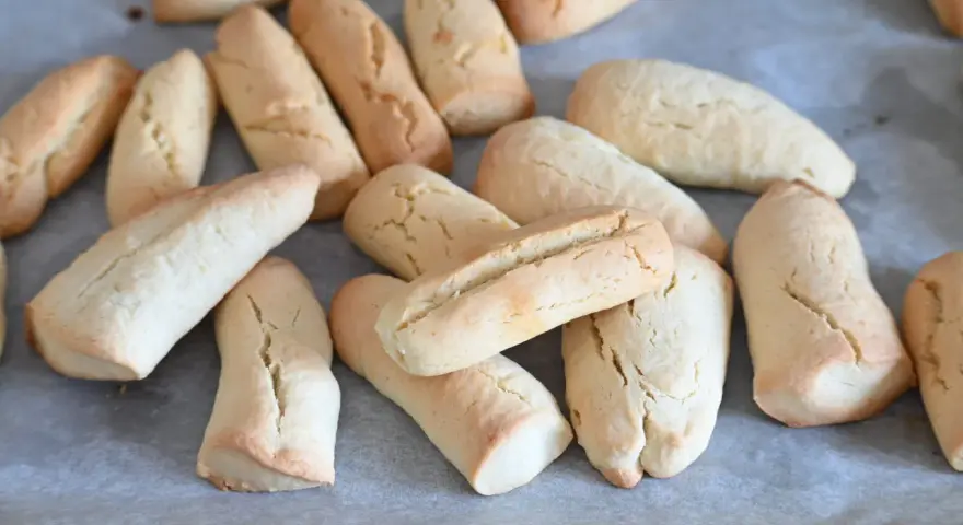 Biscotti morbidissimi in 5 minuti ricetta: una teglia piena di dolcetti dorati, perfetti per una pausa golosa.
