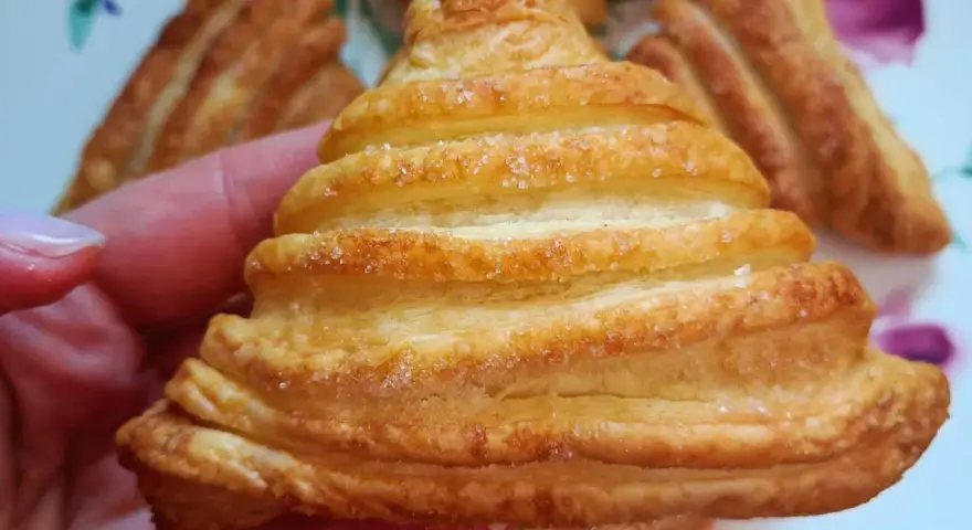 Sfogliatine dorate con zucchero, perfette per scoprire cosa mettere dentro la pasta sfoglia per un dolce sfizioso.