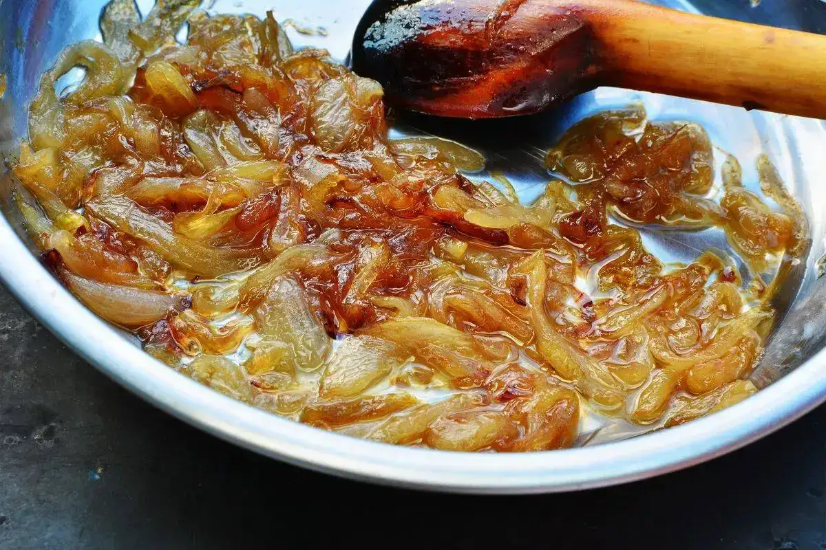 Cipolle caramellate bimby, dorate e succulente, pronte per arricchire ogni piatto. Un sapore dolce e intenso.
