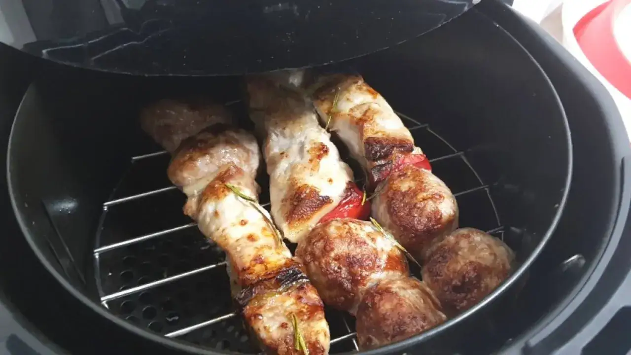 Spiedini di carne e verdure dorati e succulenti, pronti per essere gustati, cucinati alla perfezione nella friggitrice ad aria.