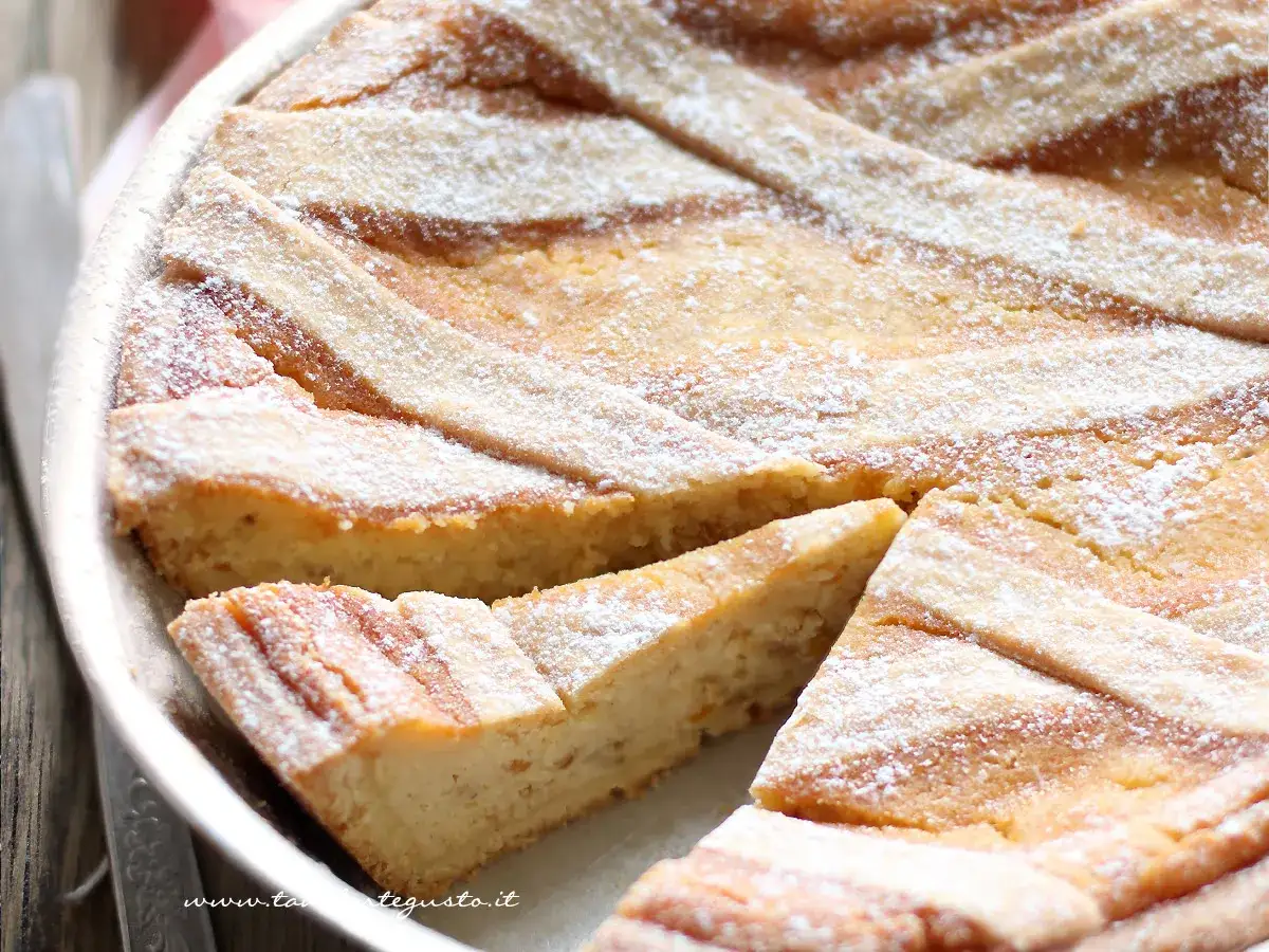 Pastiera napoletana con pasta frolla e ripieno di grano cotto e ricotta, cosparsa di zucchero a velo.