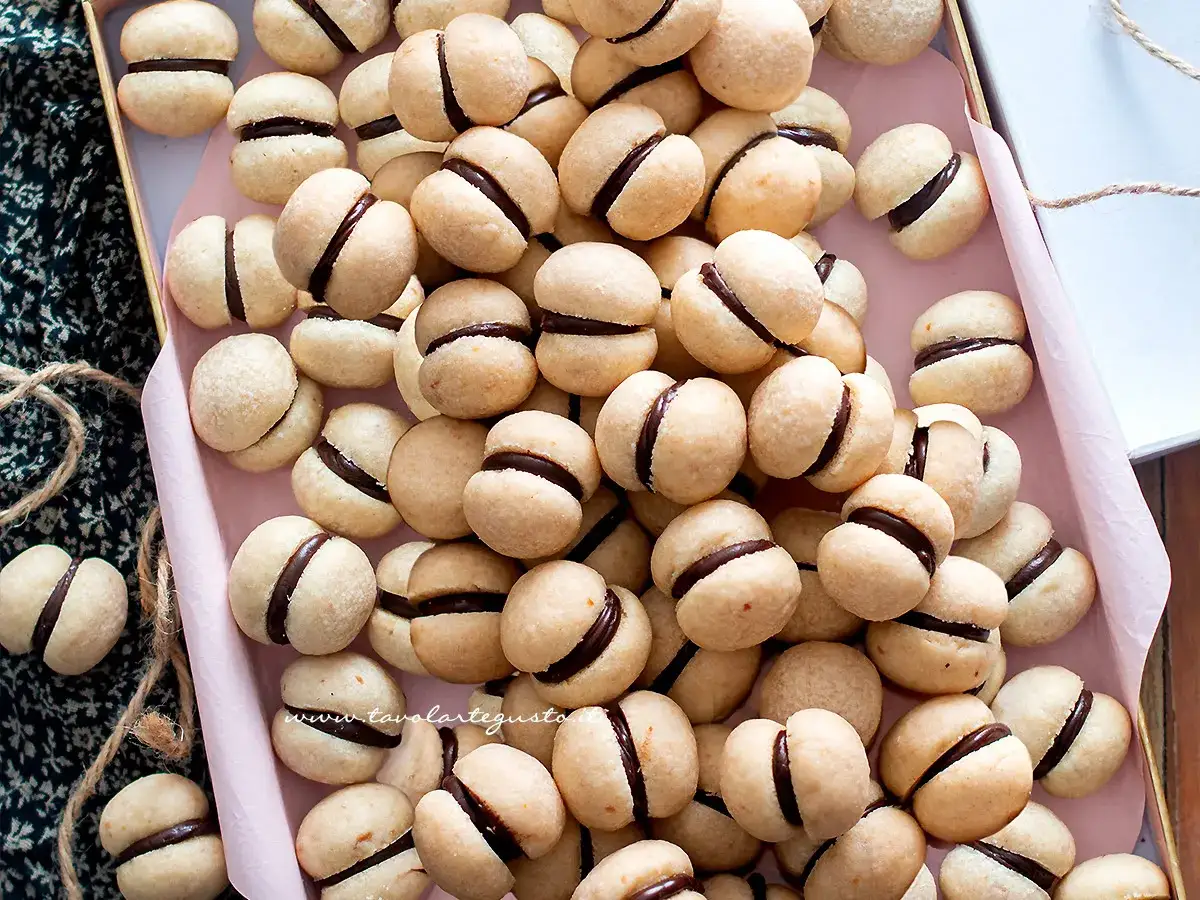 Baci di dama ricetta: biscotti friabili con cuore di cioccolato, perfetti per ogni occasione.