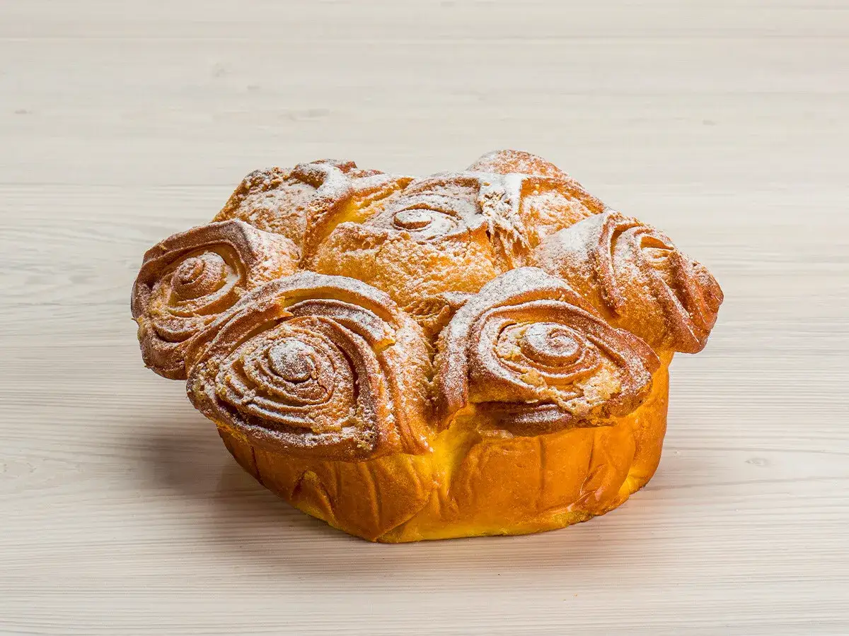 Una deliziosa torta di rose, cosparsa di zucchero a velo, pronta per essere gustata.