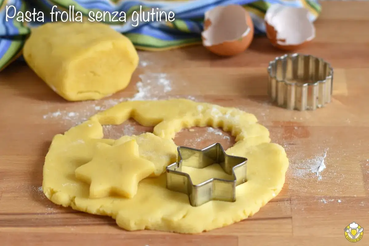 Pasta frolla senza glutine pronta per essere trasformata in biscotti a forma di stella. Ingredienti semplici per un dolce delizioso.
