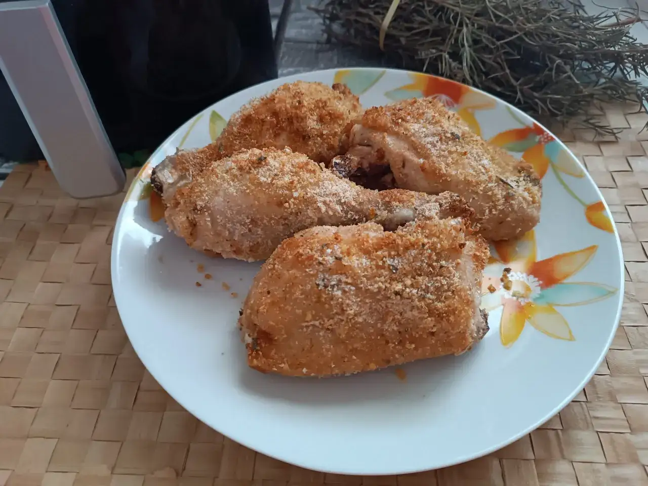 Pollo in friggitrice ad aria, croccante e dorato, pronto per essere gustato.