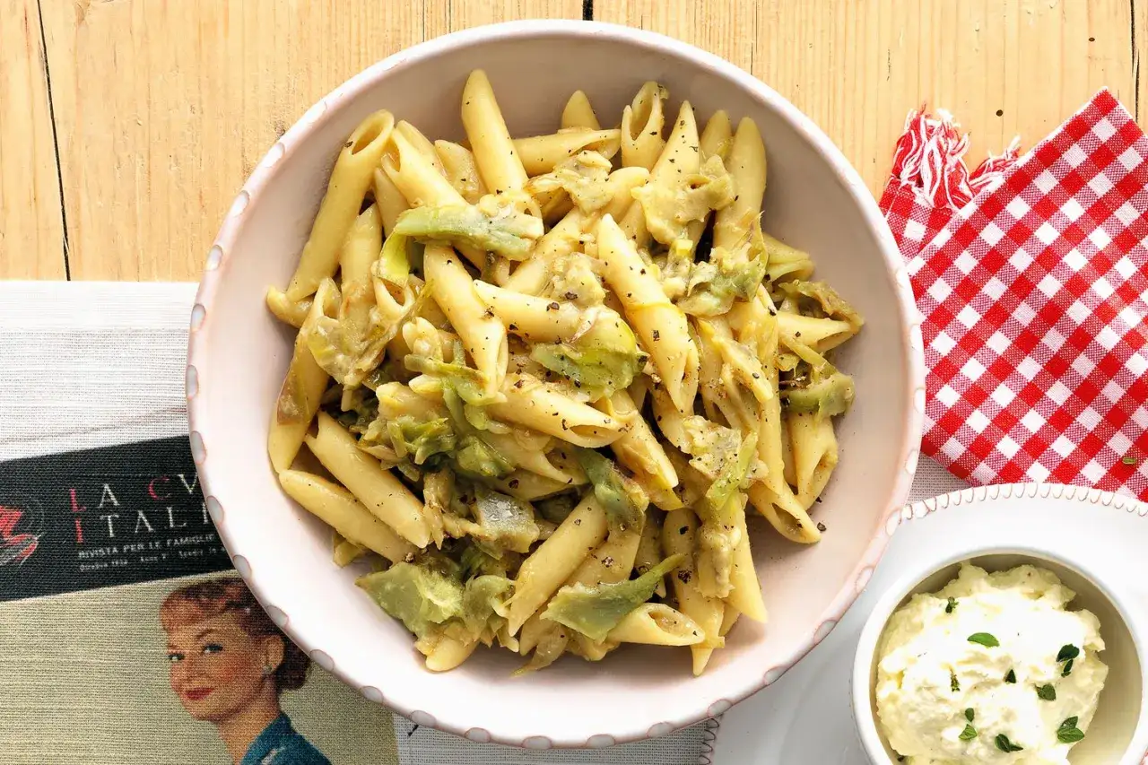Penne con carciofi, un piatto che sa di casa, come quelli che preparerebbe Cannavacciuolo.
