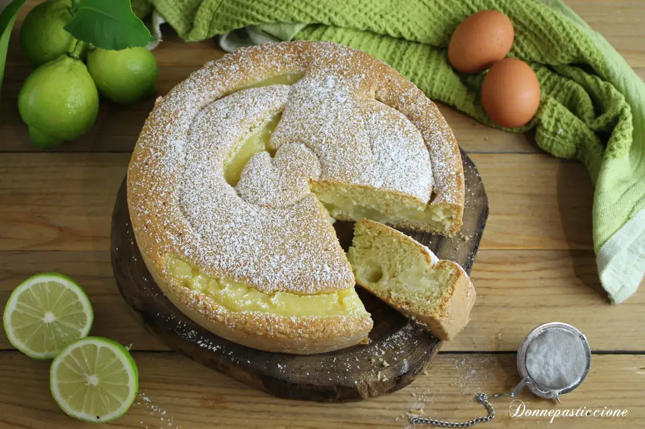 Deliziosa torta senza lattosio, soffice e profumata, con un ripieno cremoso e una spolverata di zucchero a velo. Accompagnata da limoni freschi.
