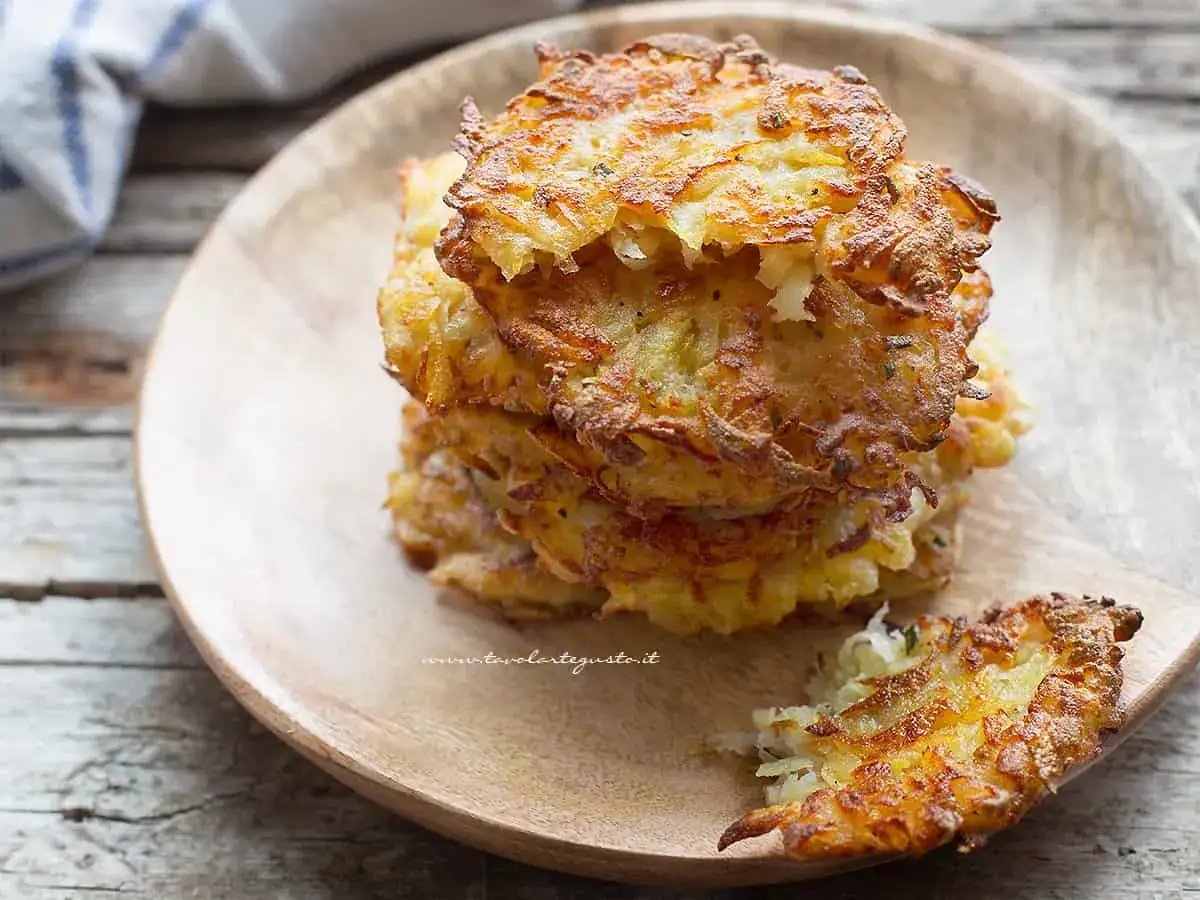 Frittelle di patate dorate e croccanti, un sapore di frittelle di una volta che fa venire l'acquolina in bocca.