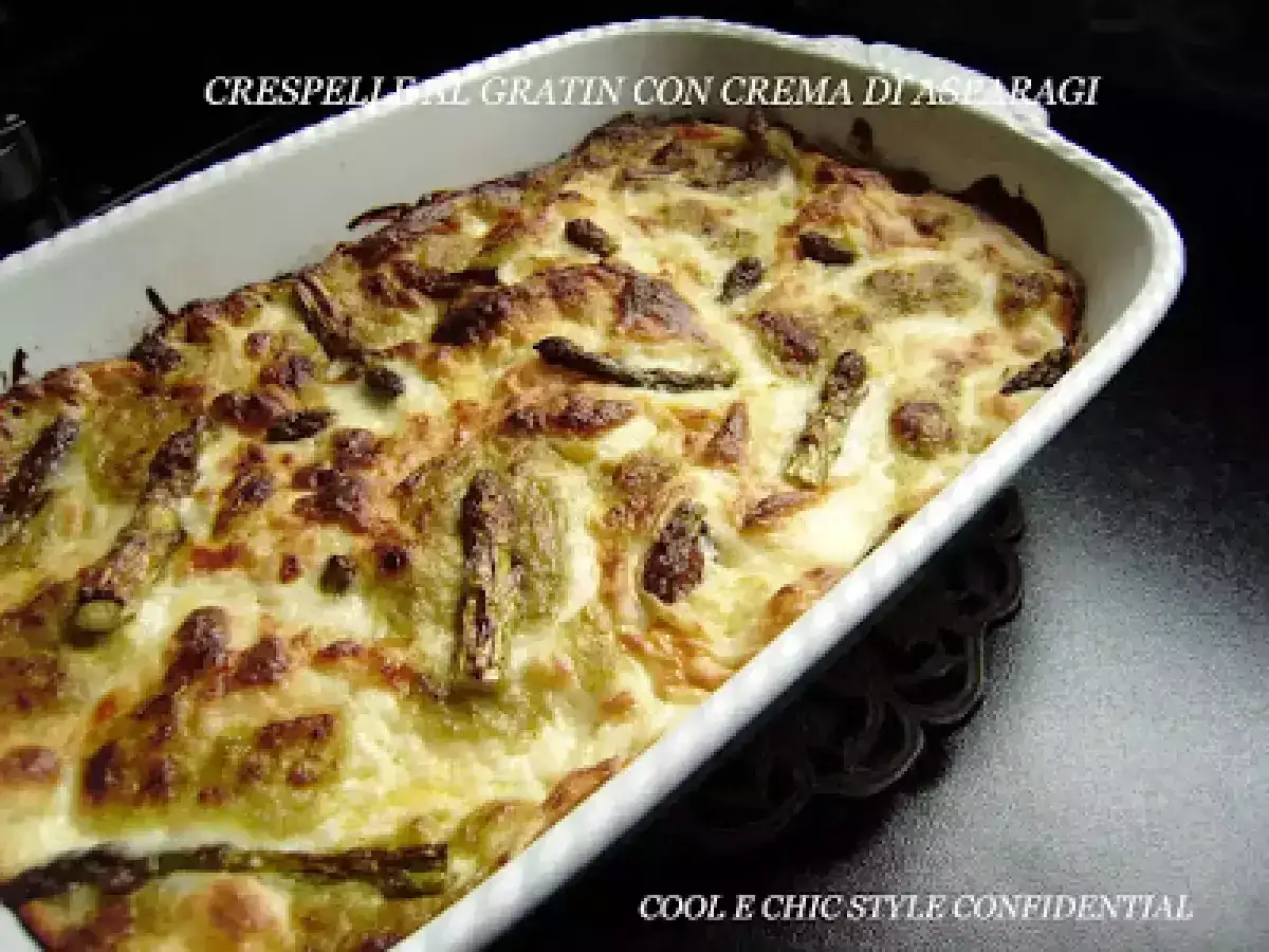 Crespelle gratinate con crema di asparagi, un piatto invitante e saporito, pronto per essere gustato.