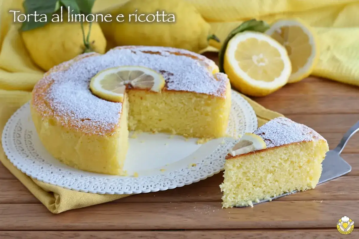 Una deliziosa torta ricotta e limone, spolverata di zucchero a velo e decorata con fette di limone, pronta per essere gustata.