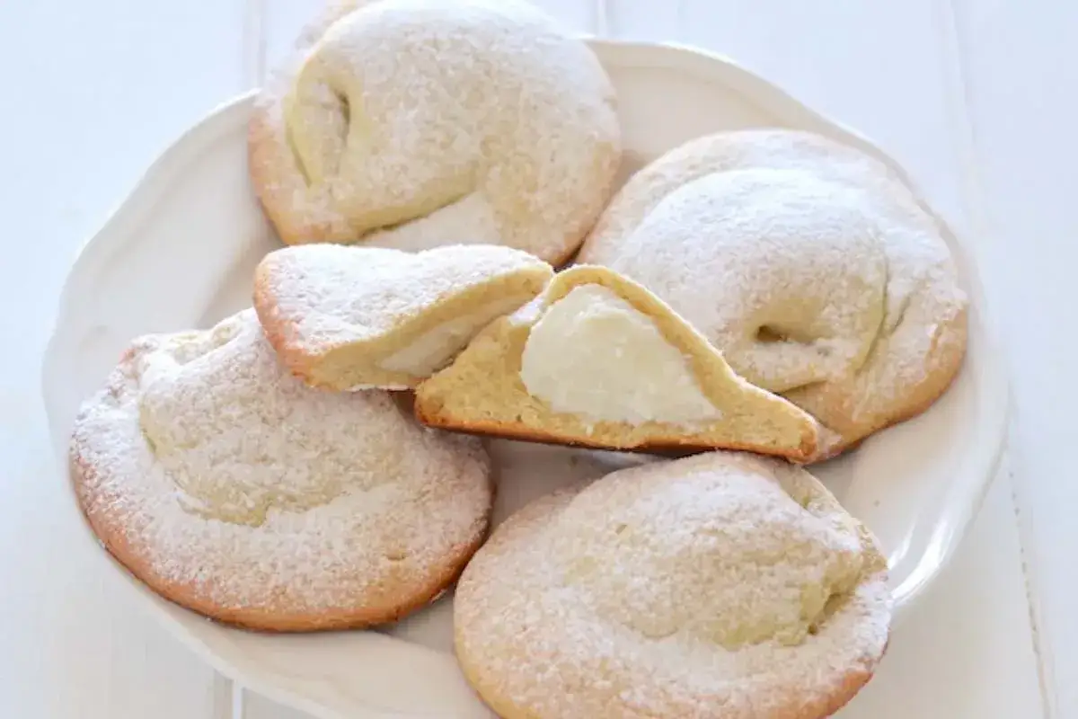 Dolci profumati di cassata al forno, con un ripieno cremoso e una spolverata di zucchero a velo.
