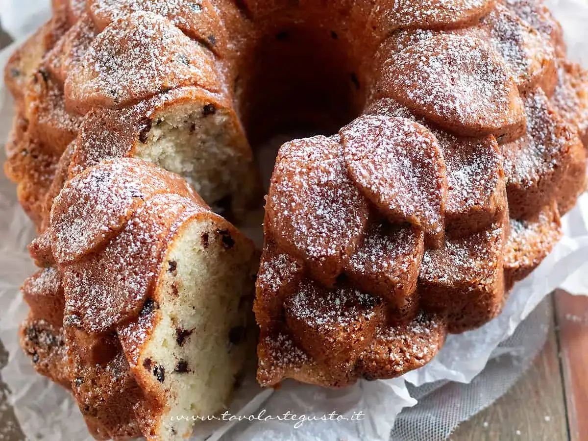 Dolci con mascarpone e gocce di cioccolato, spolverati di zucchero a velo, invitano a una pausa golosa.