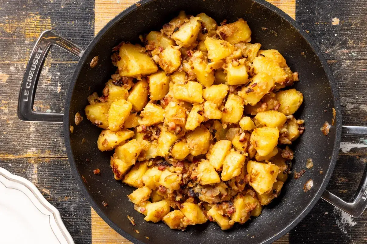Patate in tecia dorate e croccanti, con pezzetti di pancetta che aggiungono un sapore irresistibile.