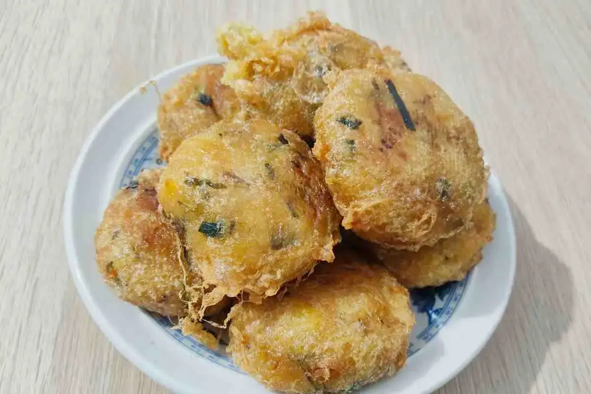 Un piatto di frittelle di zucchine dorate e croccanti, pronte per essere gustate.