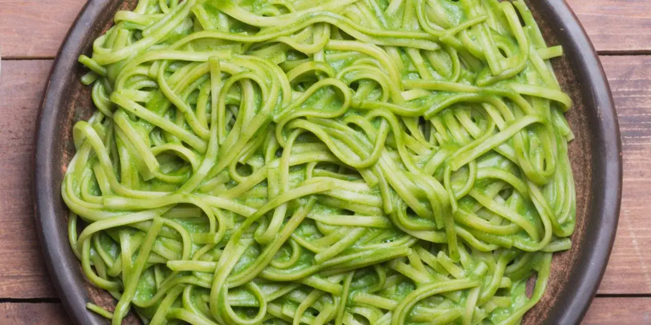 Un piatto di pasta con crema di zucchine, un primo piatto cremoso e colorato, perfetto per un pasto leggero e gustoso.