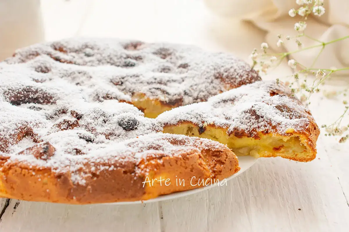 Frittata di mele in padella, soffice e profumata, cosparsa di zucchero a velo. Un dolce veloce e goloso, pronto in 5 minuti per una pausa deliziosa.