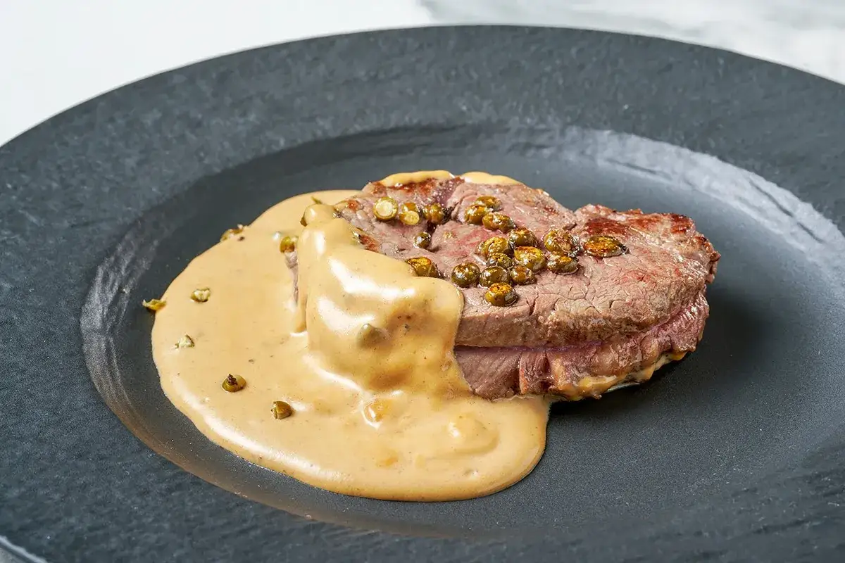 Succulento filetto al pepe verde, cotto alla perfezione e nappato con una cremosa salsa.
