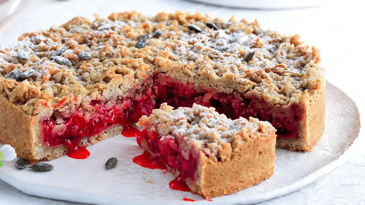 Sbriciolata con ripieno succoso di frutti rossi, cosparsa di zucchero a velo e semi. Perfetta per celebrare la Pasqua con gusto.