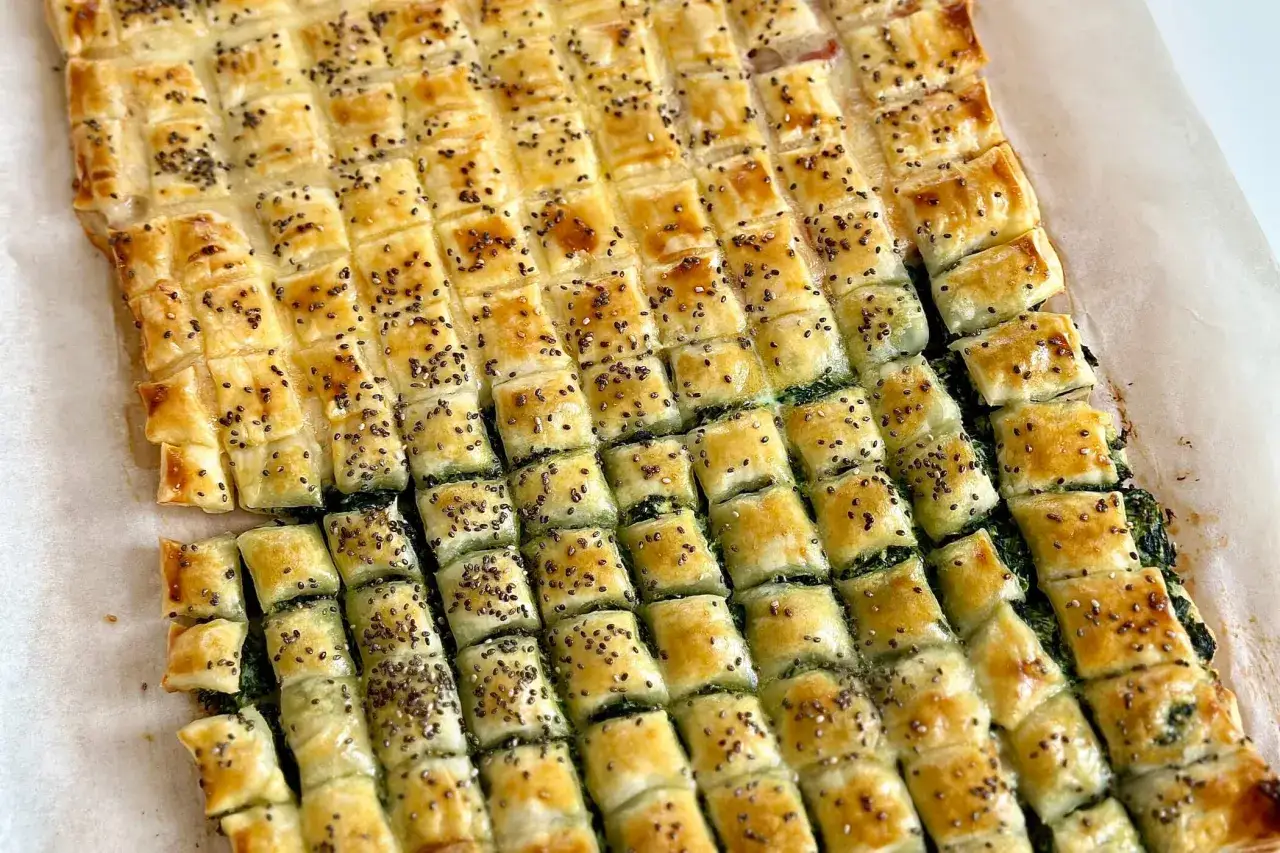 Torta salata con pasta sfoglia, ripiena di spinaci e cosparsa di semi di chia. Un'idea golosa su cosa mettere dentro la pasta sfoglia.