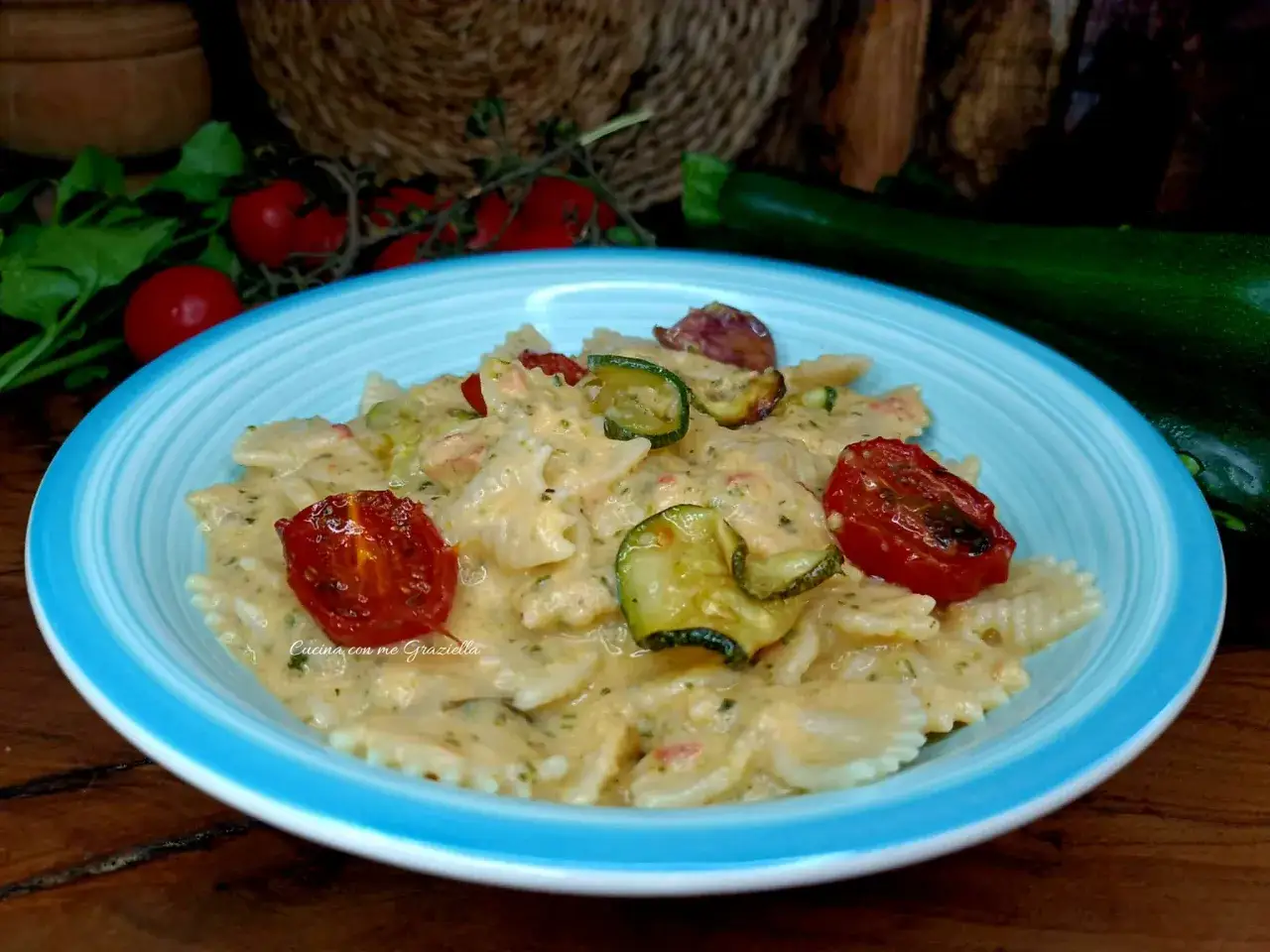 Pasta a forma di farfalle cremosa con zucchine e pomodorini confit, un piatto delizioso con Philadelphia.