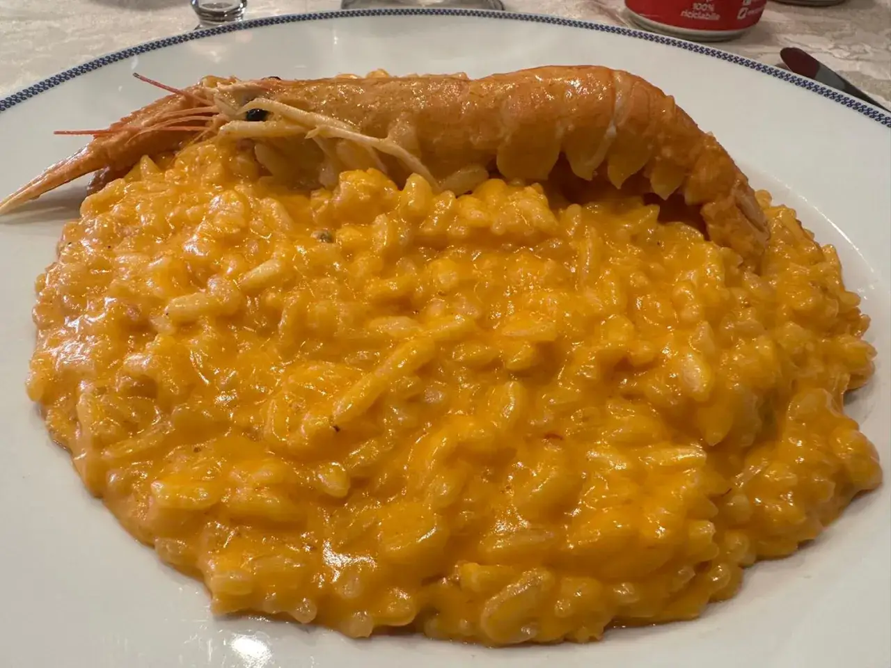 Risotto cremoso all'aragosta, arricchito con panna da cucina per una consistenza vellutata.