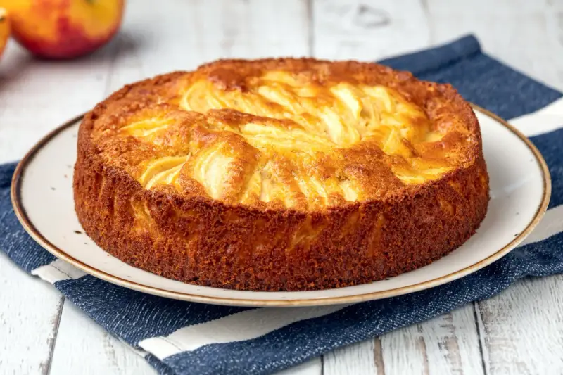 Torta di mele velocissima in 10 minuti, dorata e profumata, pronta da gustare.
